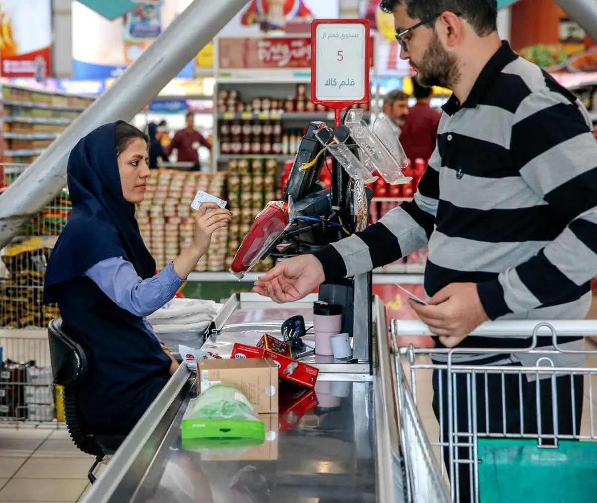 دولت باید پاسخگوی تمام گرانی ها باشد/ کاهش پول ملی در شرایط جنگی هم قابل قبول نیست/ سرمایه ها به سمت دلالی و سفته بازی هدایت می شود 