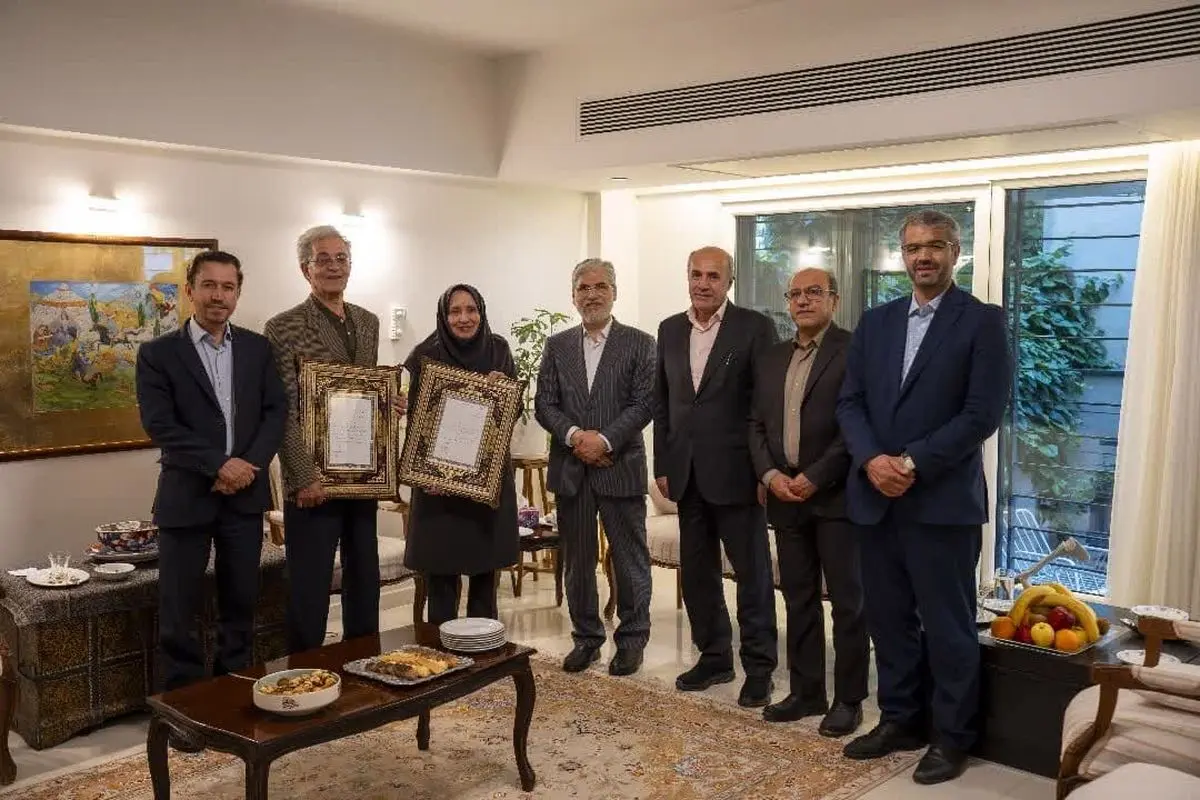 وزیر علوم از پروفسور افسانه صفوی و پروفسور ناصر ایرانپور در شیراز تجلیل کرد