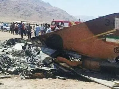 سقوط هواپیمای‌جنگی در ساحل تنگستان / نجات معجزه آسای سرنشینان هواپیما