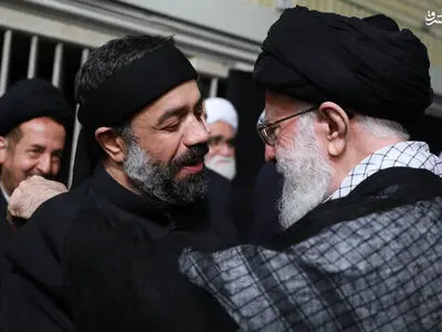 محمودکریمی در آغوش رهبر انقلاب/عکس