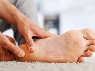 کمبود این ویتامین سبب ترک خوردن پاشنه پا می‌شود