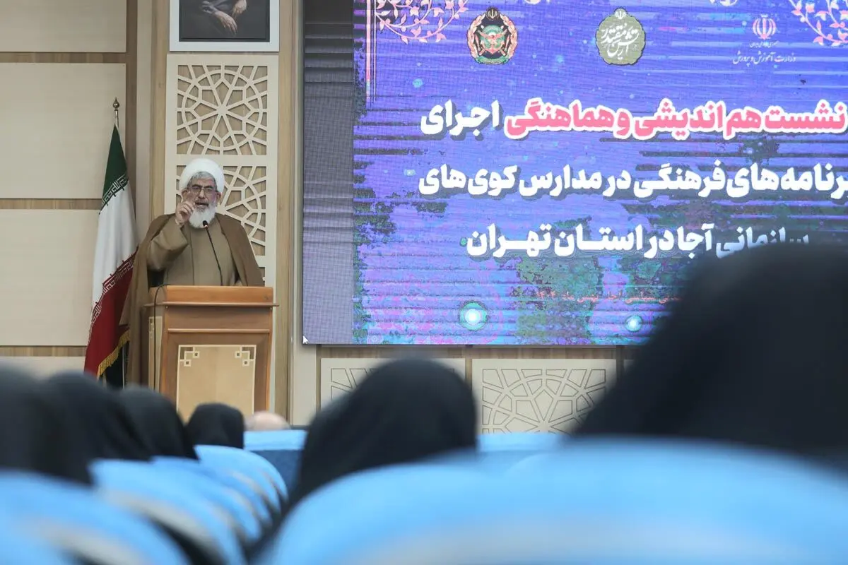 معلم غریق نجات جامعه است