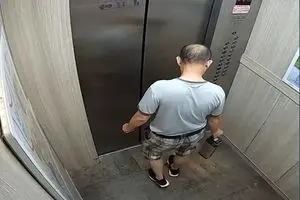 لطفا مراقب باشید با باطری وارد آسانسور نشوید + فیلم