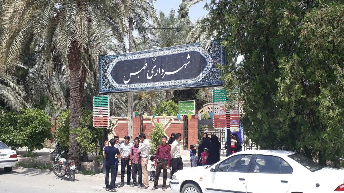 ۲۰ کارگر شهرداری طبس با خرید ماشین جاروی خیابان تعدیل شدند/تجمع کارگران 