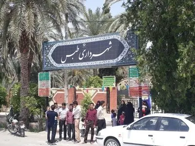 ۲۰ کارگر شهرداری طبس با خرید ماشین جاروی خیابان تعدیل شدند/تجمع کارگران 