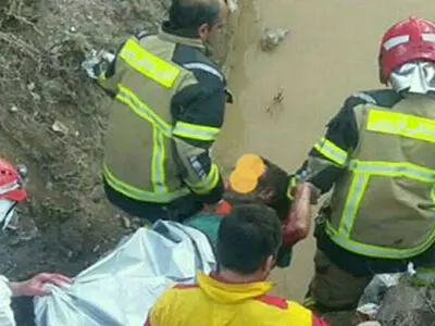 نجات فرد گرفتار در داخل کانال فاضلاب شهری در قزوین