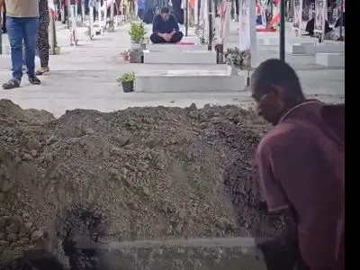 آخرین منزل پیکرهای تازه‌تفحص‌شده شهدای میناب + فیلم