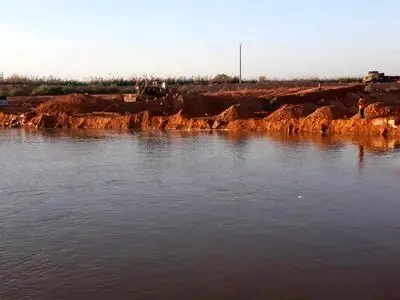 سرریز رودخانه کرخه به کانال شهید چمران حمیدیه مهار شد/ احداث سیل‌بند کانال پس از چهار روز تلاش شبانه‌روزی