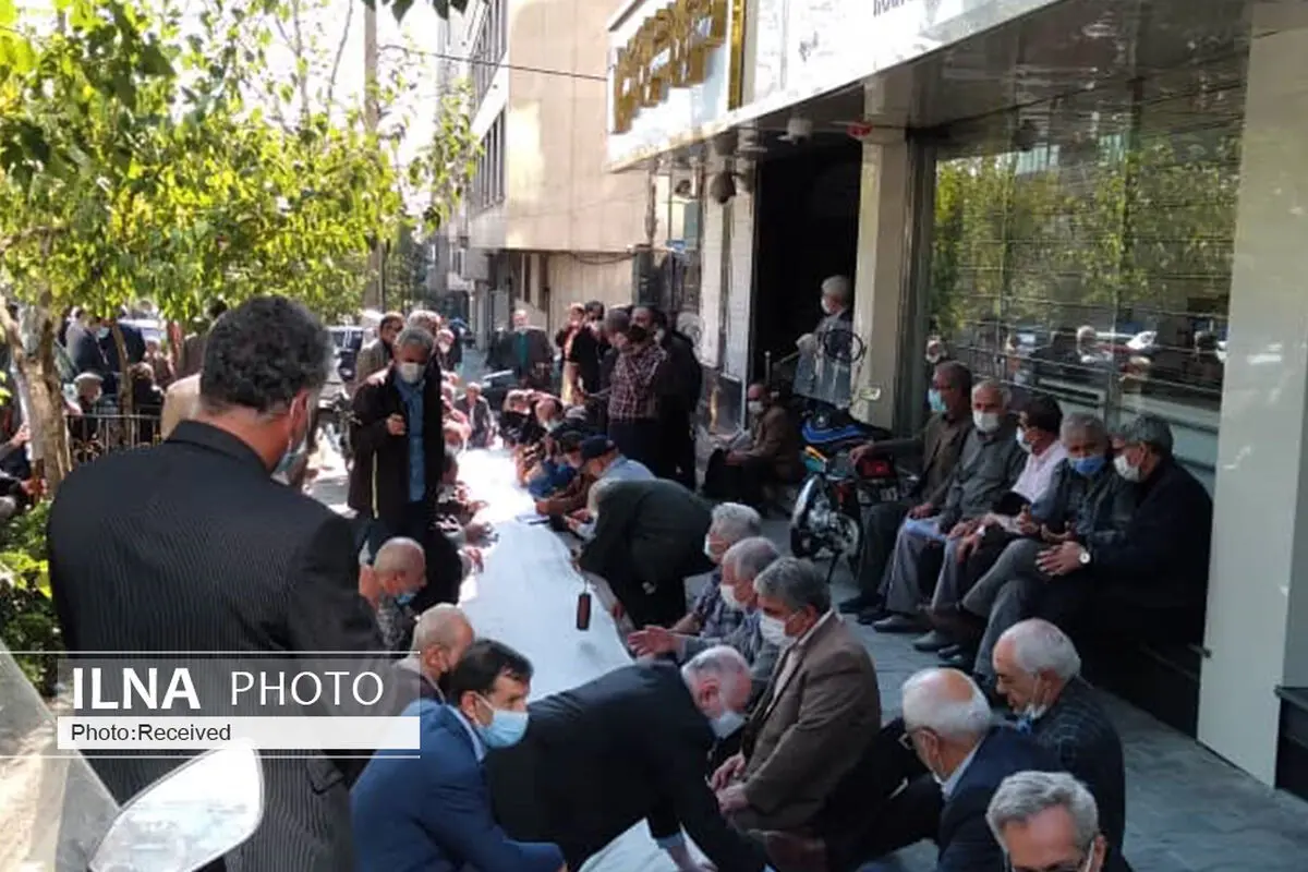 اعتراض بازنشستگان‌صنعت فولاد با پهن کردن سفره خالی 