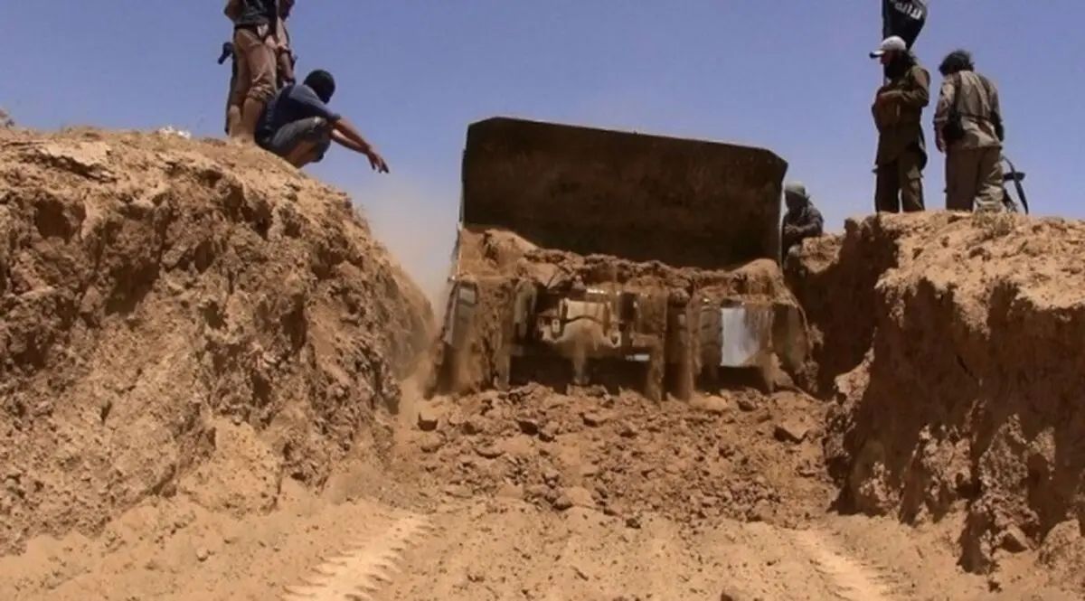 داعش اطراف شهر «موصل» خندق حفر کرد