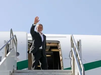الرئيس بزشكيان يغادر طهران متوجها الى القاهرة