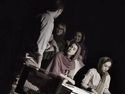 «نیازمندی‌ها» برای عکاسان و خبرنگاران روی صحنه می‌رود