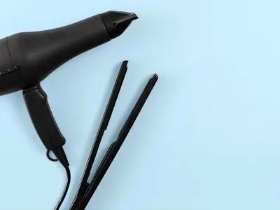 فر کردن مو با اتو مو | آموزش گام‌به‌گام + نکات حرفه‌ای