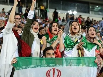 دولت شرایط حضور بانوان در ورزشگاه‌های کشور را فراهم کند