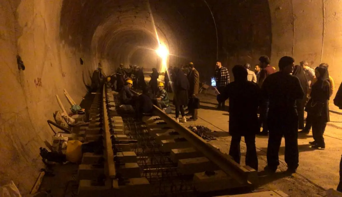 بازدید اصحاب رسانه از روند ریل گذاری تونل متروی کرج +فیلم