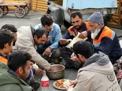 «سبد معیشت» ۷۱ میلیون تومان شد/ حداقل دستمزد ۸۸ دلار / کارگران برای خرید نان و تخم مرغ هم مشکل دارند! 