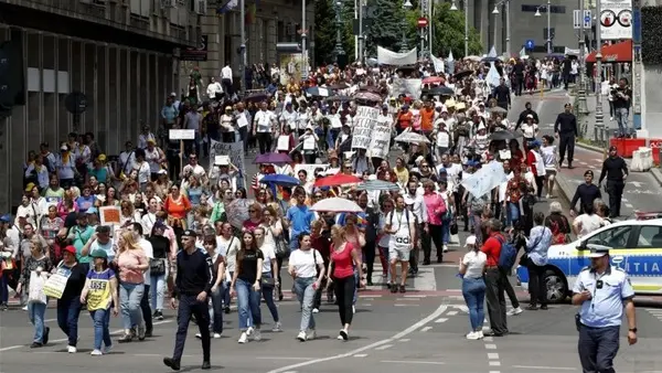 اعتراض گسترده پزشکان، معلمان و رانندگان در رومانی/ حقوق ما را زیاد کنید