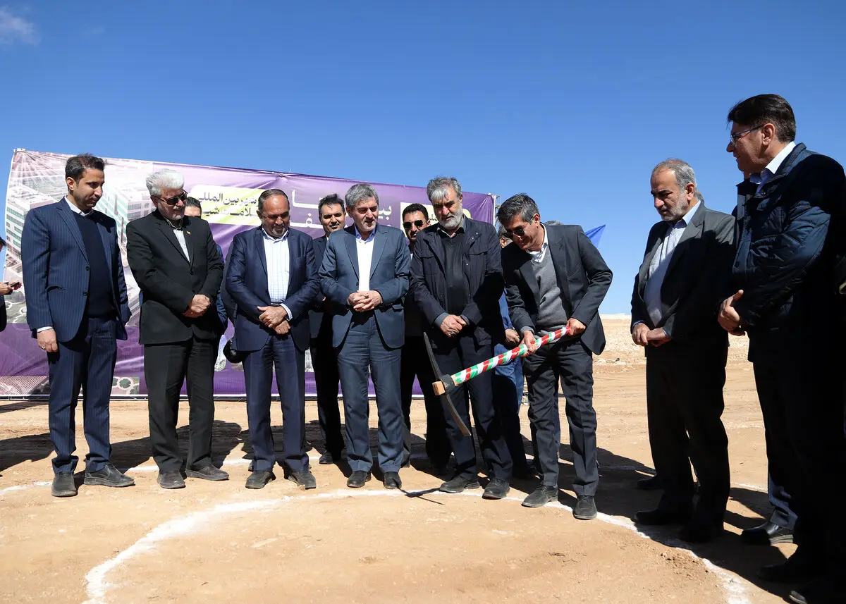  کلنگ بیمارستان صنعت نفت فارس در شهر بین المللی سلامت شیراز به زمین خورد