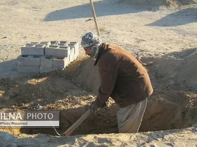 بیست سال قبرکنی بدونِ یک روز بیمه!