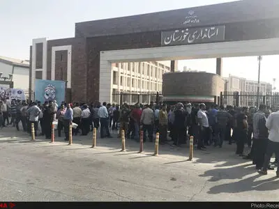 اجتماع کارگران فولاد ملی اهواز در مقابل استانداری خوزستان