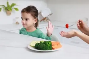 کودک خود را مجبور به غذا خوردن نکنید