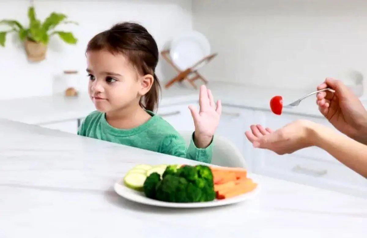 کودک خود را مجبور به غذا خوردن نکنید