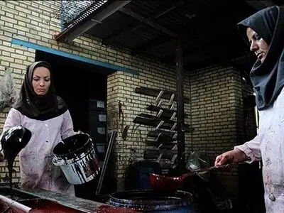 «افزایش ۵۷.۴ درصدی دستمزد» و نگرانی زنانِ شاغل در کارگاه‌های زیرپله‌ای/ از گرفتن چک و سفته تا برش دوخت زدن برای روزی سی هزارتومان مزد! 