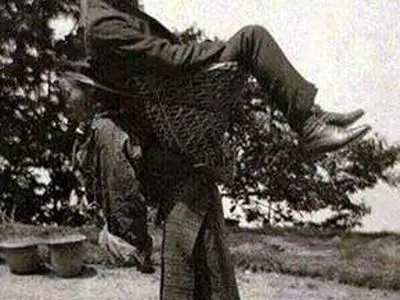 عکس: زن بنگالى در حال حمل یک انگلیسى 