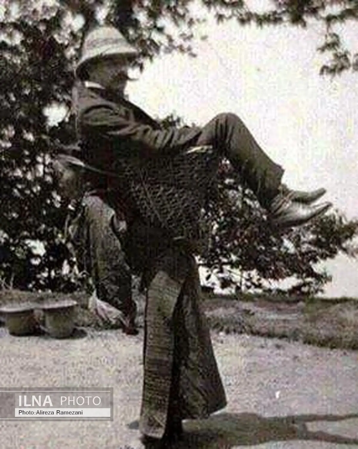 عکس: زن بنگالى در حال حمل یک انگلیسى 