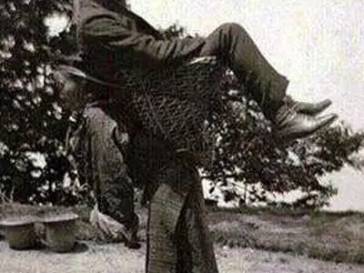 عکس: زن بنگالى در حال حمل یک انگلیسى 