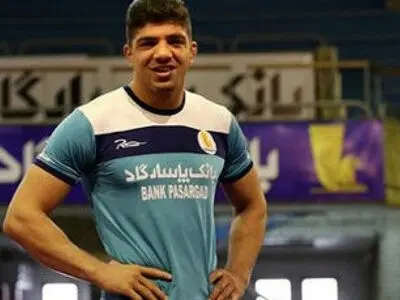 کشتی گیر کرمانشاهی برنز جام علی اُف را بر گردن آویخت