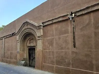 براساس مستندات ملکیت عمارتِ قاجاری میرزا نبی‌خان کاملا شخصی است