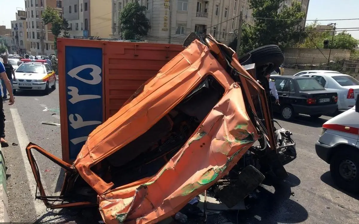 ۵ مصدوم در حادثه تصادف اتوبان باقری/ واژگونی دو دستگاه کامیونت و نشت گازوئیل+عکس