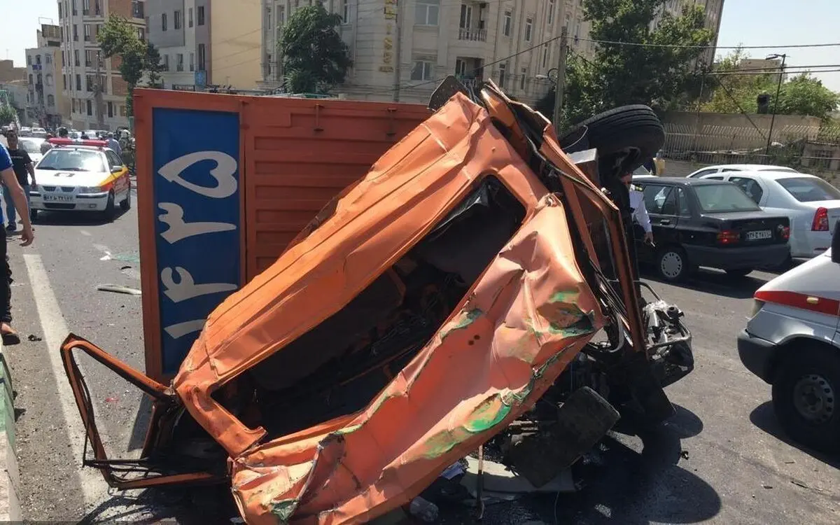 ۵ مصدوم در حادثه تصادف اتوبان باقری/ واژگونی دو دستگاه کامیونت و نشت گازوئیل+عکس