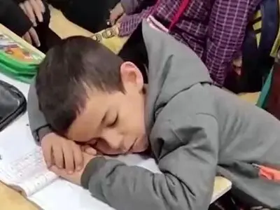 انتخاب ساعت بسیار عجیب برای مدارس دانش آموزان / تصمیم بسیار عجیب و جنجالی برای کودکان 