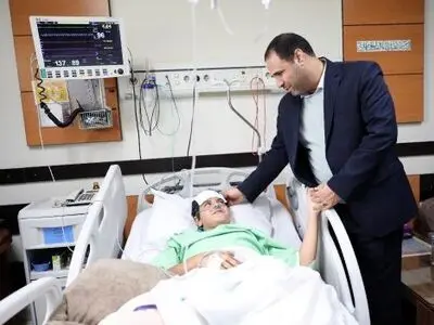 عیادت وزیر آموزش‌وپرورش از دانش‌آموز جانباز حادثه تروریستی کرمان