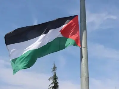 اهتزاز پرچم فلسطین بر فراز آسمان رشت در حمایت از مردم غزه