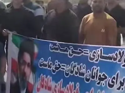  اعتراض کارگران بیکار شده فولاد شادگان با حضور فرزندان/ زنجیره معیشت خانواده از هم می‌پاشد!