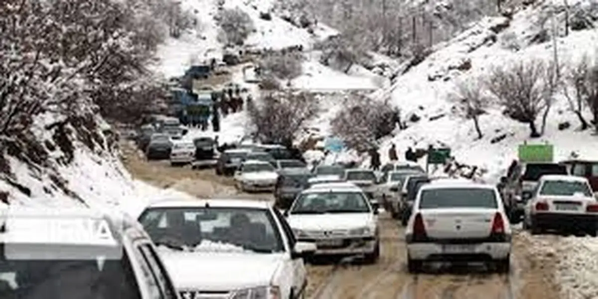 رهاسازی خودروهای سنگین؛ علت گره ترافیکی در محور رشت/ از مردم گله‌مندیم/ علیرغم اعلام قبلی 90 درصد خودروها زنجیر چرخ نداشتند