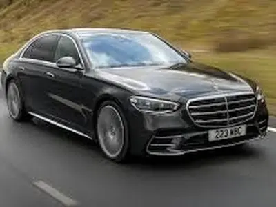 پرواز مرسدس بنز از روی چند خودرو در رومانی + فیلم