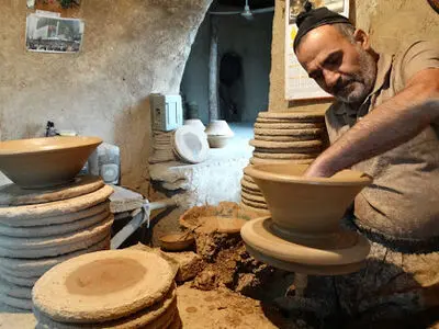 سنگینی غبار ویروس کرونا بر نقش و نگار سفال مند گناباد/سفالگران به دلیل شیوع کرونا متضرر شده اند
