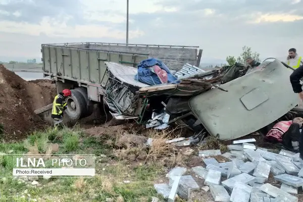 واژگونی کامیون در اتوبان قزوین-زنجان دو مصدوم بر جای گذاشت