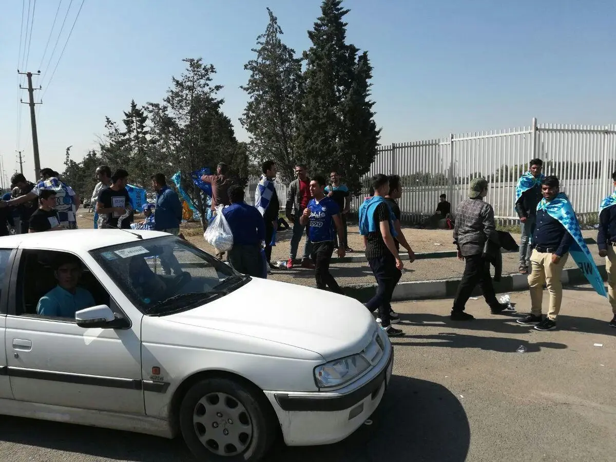 تجمع هواداران استقلال مقابل وزارت ورزش و جوانان