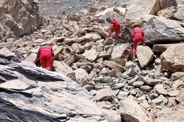 جستجو در معدن شازند ادامه دارد/ احتمال جابجایی اجساد