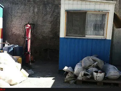 سه سال است در یک "کیوسک" محبوسم