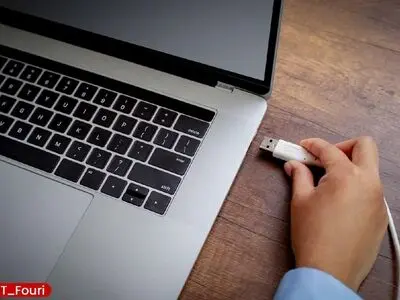 چرا USB هیچ‌وقت بار اول جا نمی‌رود؟