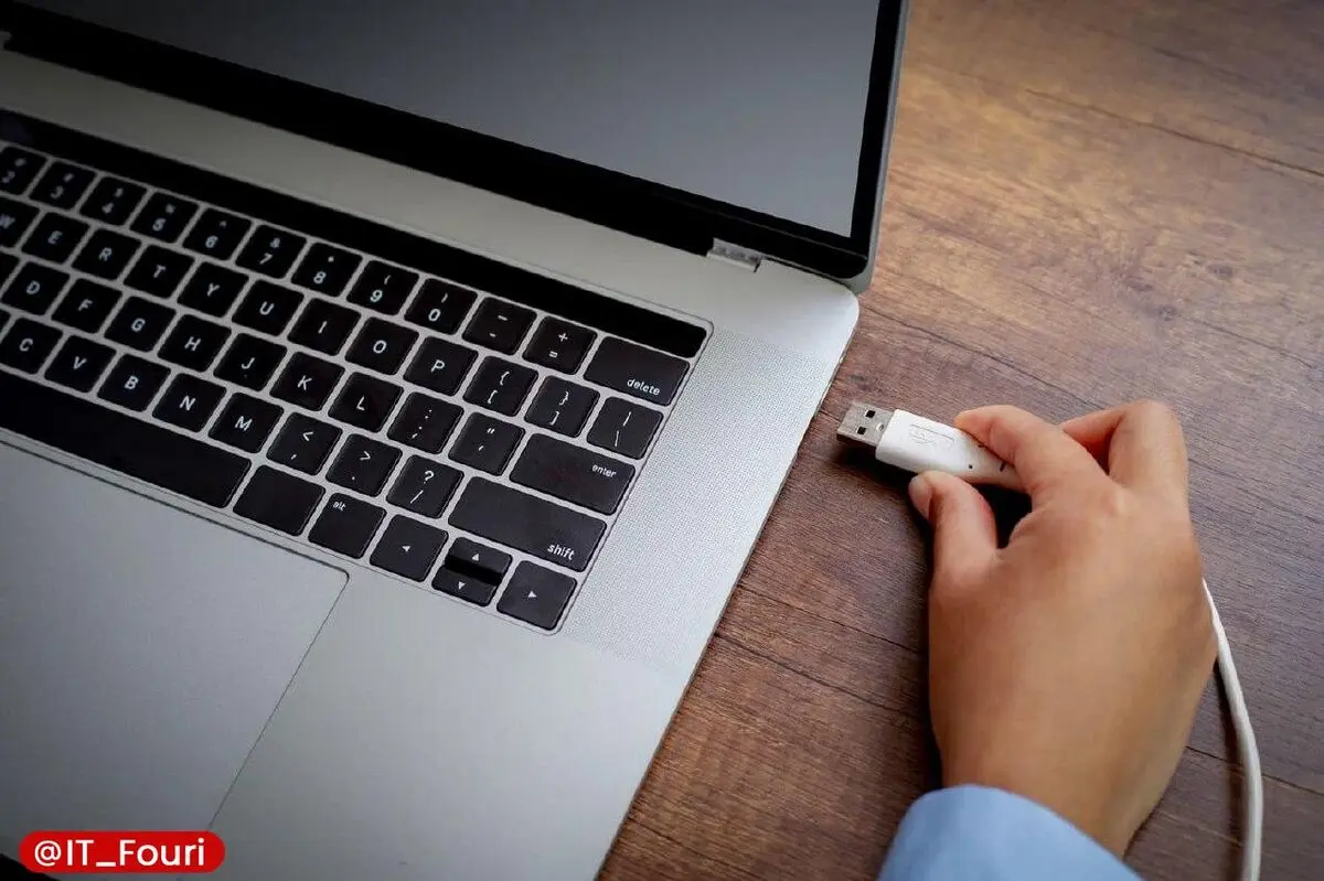 چرا USB هیچ‌وقت بار اول جا نمی‌رود؟