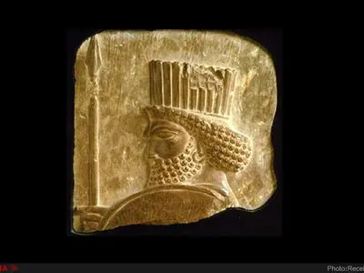 نقش برجسته سرباز هخامنشی به برج میلاد می‌رود