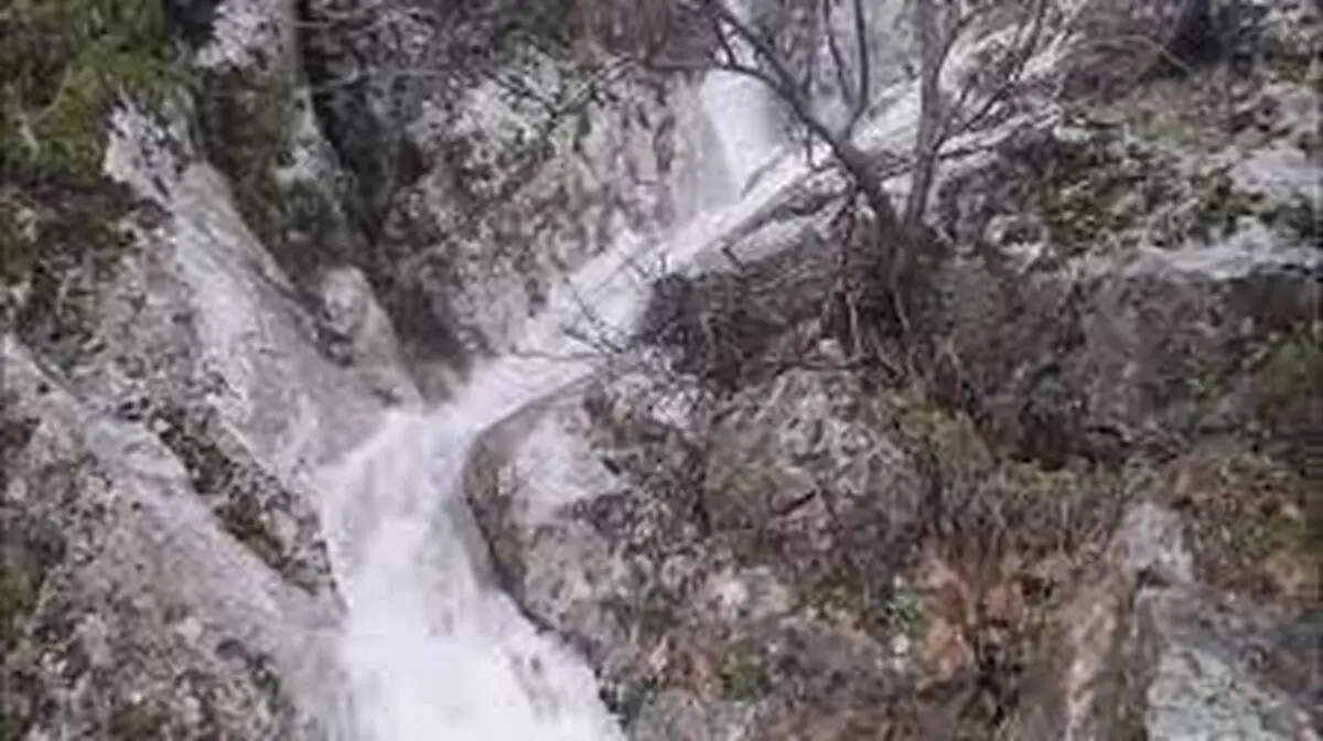 خروش آبشار در روستای قلعه جی سروآباد + فیلم 