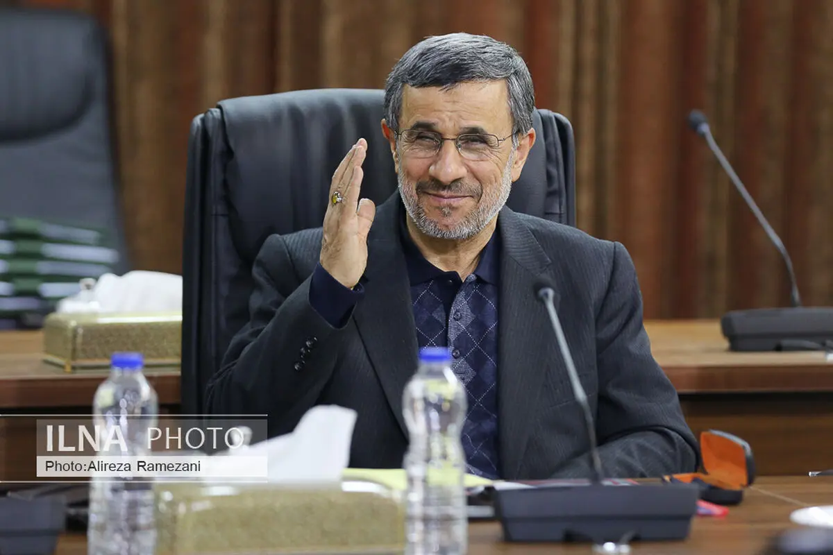 حضور احمدی‌نژاد در جلسه کمیسیون اقتصادی مجمع تشخیص 